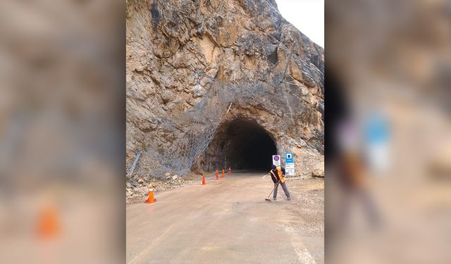 Karanlık Kanyonda Tünel Girişi Temizlendi Yol Ulaşıma Açıldı