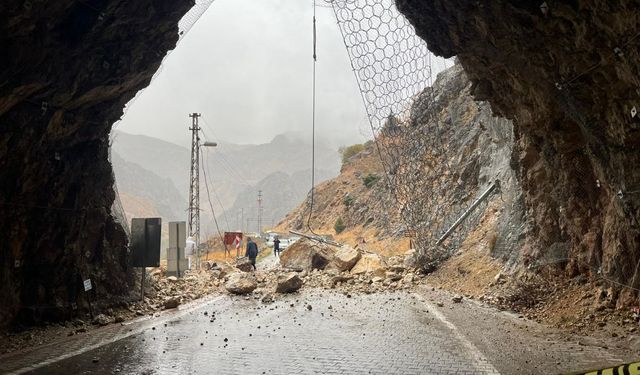 Kemaliye Karanlık Kanyondaki Tünelin Girişi Çöktü