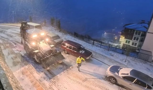 Kemaliye'de Karla Mücadele Çalışmaları Aralıksız Sürüyor