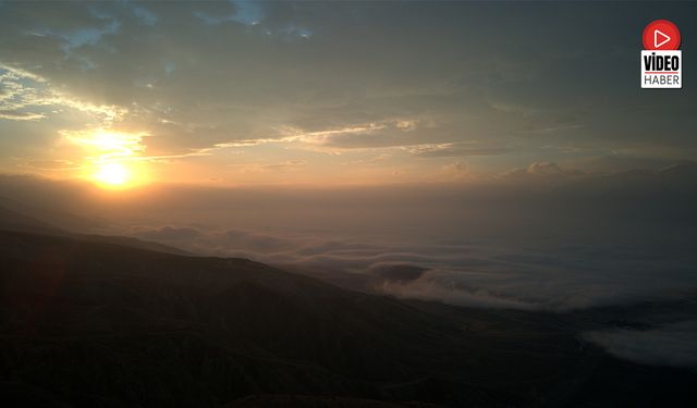 Erzincan’da Doğanın Muhteşem Gösterisi: Sis Dağların Eteklerine Vurdu
