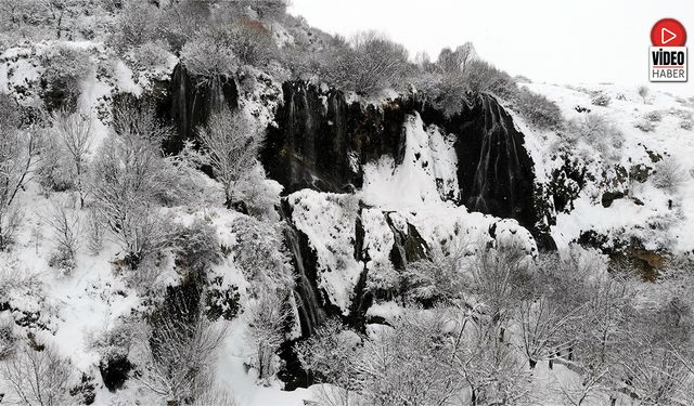 Beyaz Gelinliğini Giyen Girlevik Şelalesi Kışın da Göz Kamaştırıyor