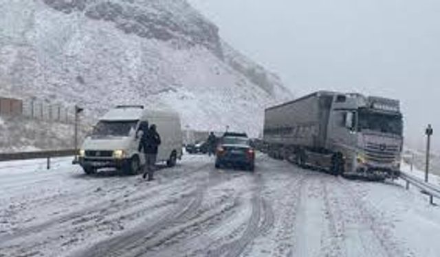 Kar Yağışı ve Buzlanma Ulaşımı Olumsuz Etkiliyor