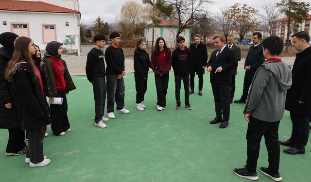 Vali Aydoğdu, Erzincan Lisesi’nde Kauçuk Zeminli Spor Alanını İnceledi
