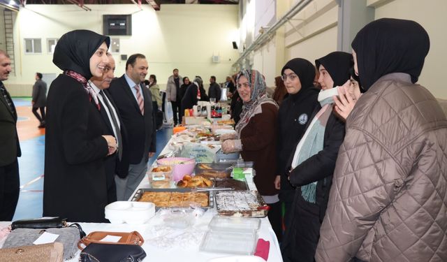 Tercan'da Gazze'ye Destek İçin Hayır Çarşısı Düzenlendi