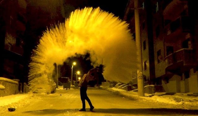 Erzincan'da Soğuk Havada Havaya Serpilen Kaynar Su Yere Düşmeden Buz Oldu