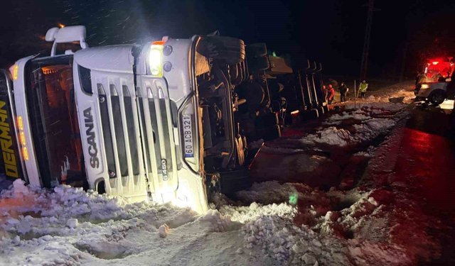 Refahiye'de Hayvan Yüklü Tır Kazası: 45 Büyükbaş Kurtarıldı
