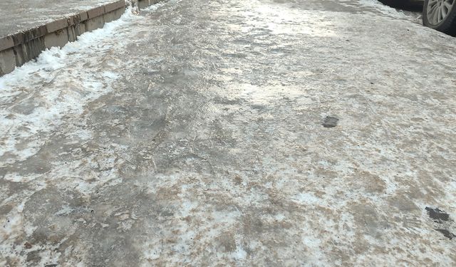 Erzincan'da Kaldırımlar Buz Pisti Gibi