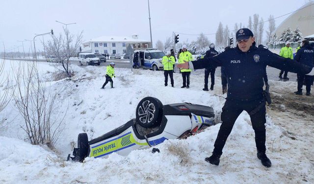 Erzincan’da Polis Aracı Takla Attı; 2 Polis Yaralı