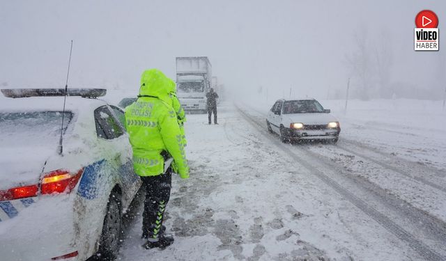 Erzincan-Kemaliye Karayolu Ağır Tonajlı Araçlara Kapatıldı