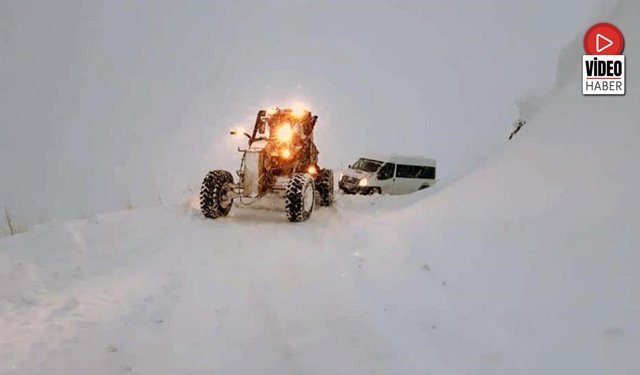 Nisan Şaşırttı: Refahiye'de Sabah Karla Uyandılar