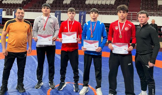 Türkiye Grup Finallerinde Erzincanlı Güreşçiler Dereceyle Döndü