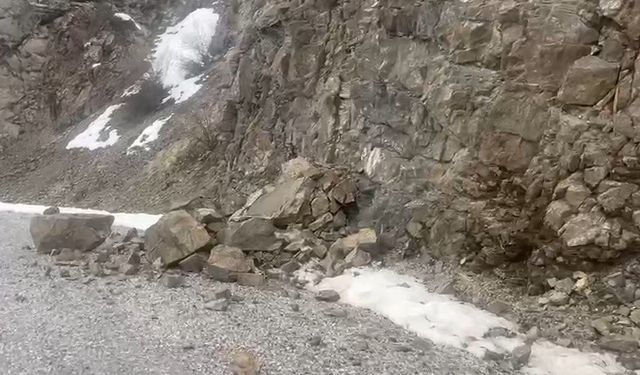 Depremde Kaya Parçaları Yola Böyle Düştü