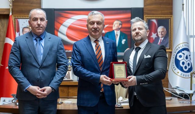 Raw Data Library’den EBYÜ Rektörü Levent’e Plaket