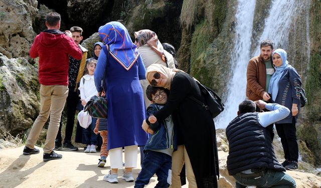 Girlevik Şelalesi'ne Bayramda Ziyaretçi Akını