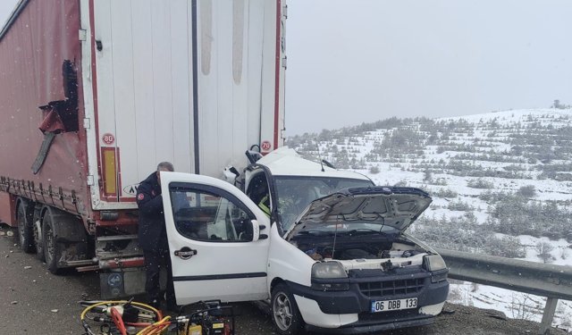 Aşkale yolunda feci kaza: Hafif Ticari araç, Tır'a arkadan çarptı, 2 ölü 3 yaralı
