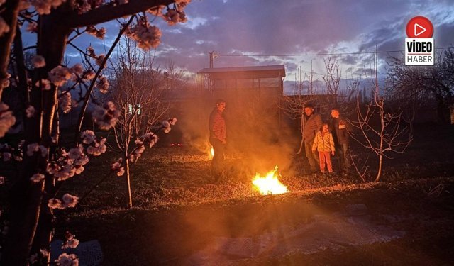 Erzincan'da Çiftçiler Don Nöbetinde
