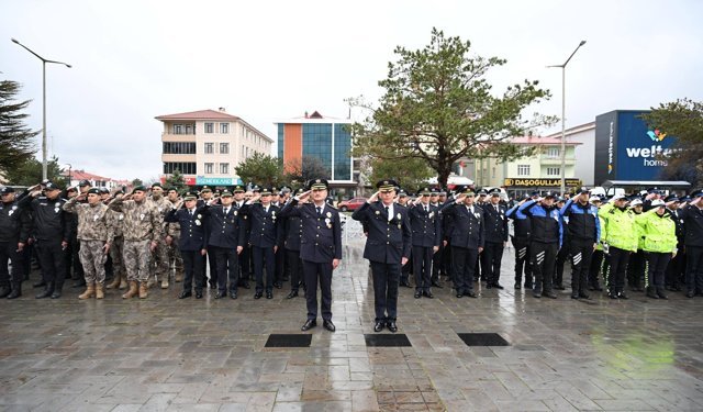 Polis Haftasında Atatürk Anıtına Çelenk Sunma Töreni Düzenlendi