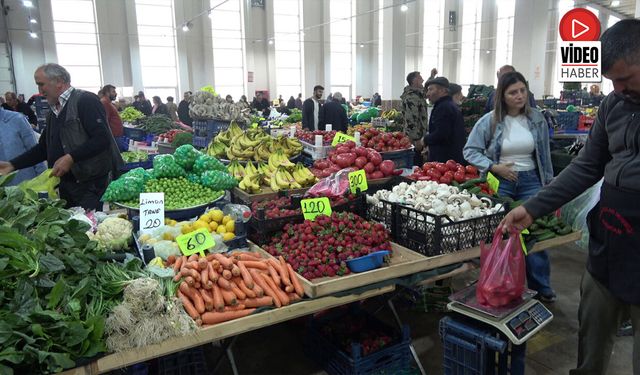Cumartesi Pazarı’nda Ekonomi Derbisi: Esnafa Göre 'Uygun', Vatandaşa Göre 'Yangın Yeri'!