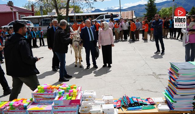 'Eşekli Dostoyevski' Erzincan'da Öğrencilere Kitap Dağıttı