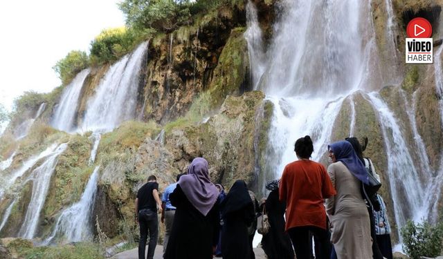 Kar Suları Girlevik Şelalesi'ni Coşturdu