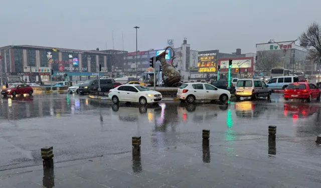 Erzincan’da Sağanak Hayatı Felç Etti: Caddeler Göle Döndü
