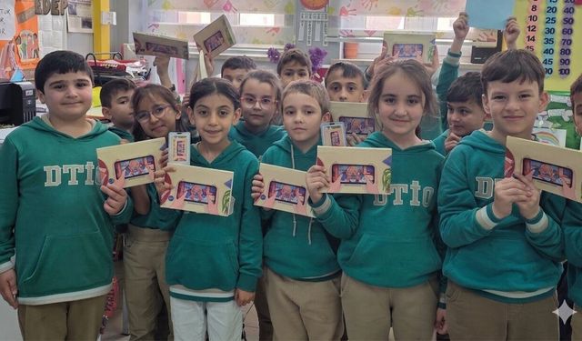 'Telefon Melefon Yok' Diyerek Kitap Sevgisine Dikkat Çektiler