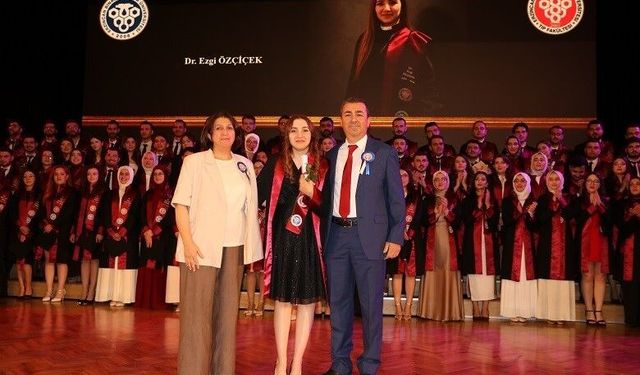 Profesör Anne ve Babanın Kızları da Doktor Oldu