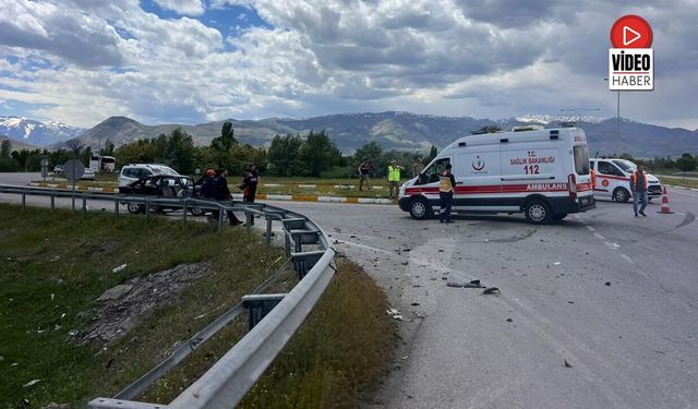 Kemah Yol Ayrımında Kaza; 3 Yaralı
