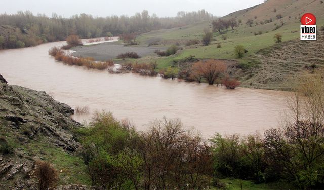Eriyen Kar Suları Karasu Nehrini Coşturdu