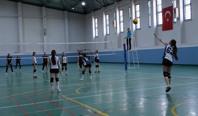 Okul Sporlarında Voleybol Heyecanı Devam Ediyor