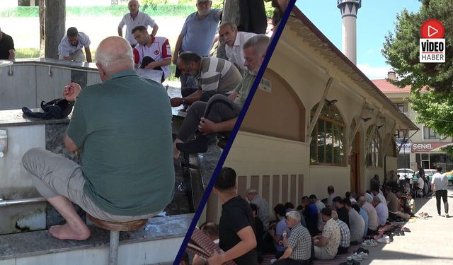 Camii Kebir’e Cuma Namazıyla Duygusal Veda