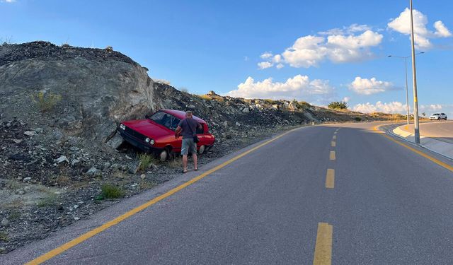 Freni Boşalan Araç Kayalıklara Çarparak Durdu