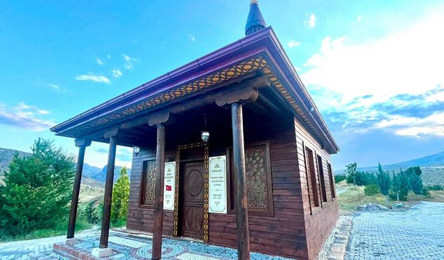 Kemah'a Ahşap Mimarisiyle Göz Kamaştıran Yeni Cami