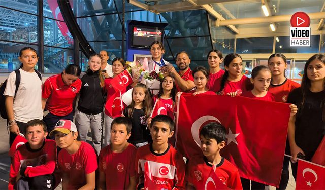 Dünya Üçüncüsü Elmira'ya Memleketinde Coşkulu Karşılama