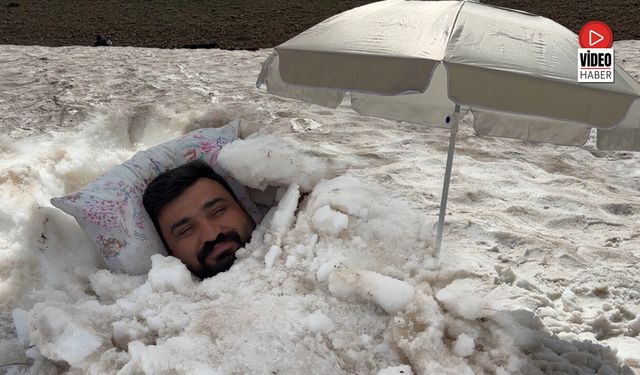 Sıcaktan Kaçıp Karın İçine Girdi! Erzincan'da İlginç Serinleme