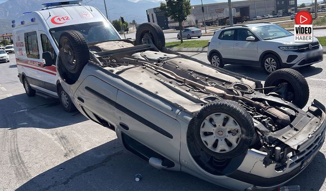 Refüje Çarpan Araç Ters Döndü: 2 Yaralı