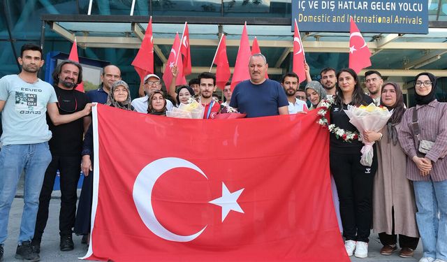 Bronz Madalyalı Şampiyon Erzincan’da Çiçeklerle Karşılandı