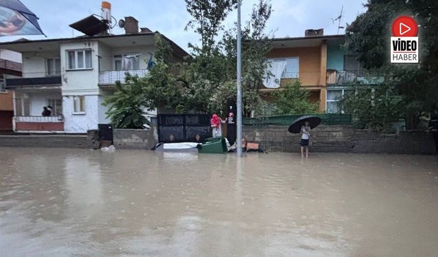 Yağmur Suları Evlerin Kapısına Kadar Ulaştı