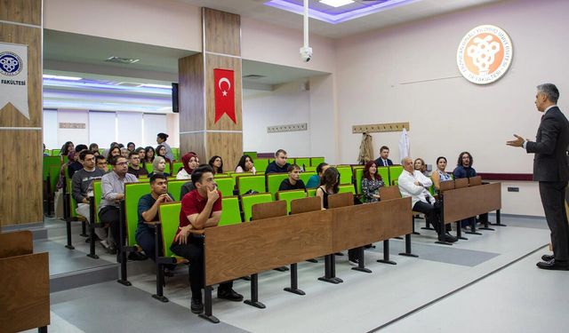 Rektör Kuyrukluyıldız, Tıp Fakültesi Öğrencileriyle Buluştu