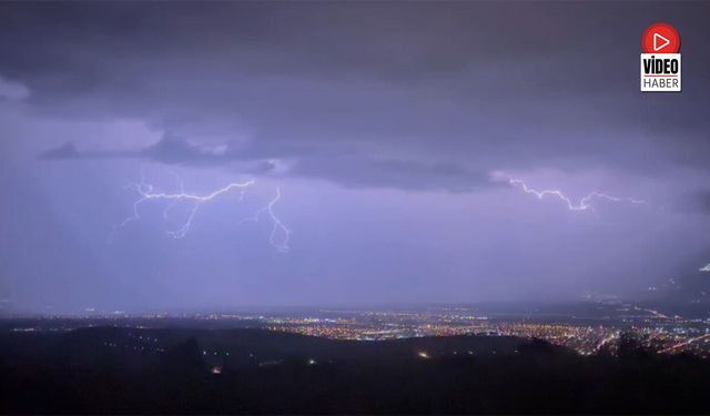 Erzincan'da Geceyi Aydınlatan Şimşek ve Yıldırımlar Kamerada