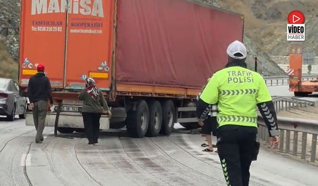 Erzincan-Sivas Kara Yolunda Tır Bariyere Çarptı