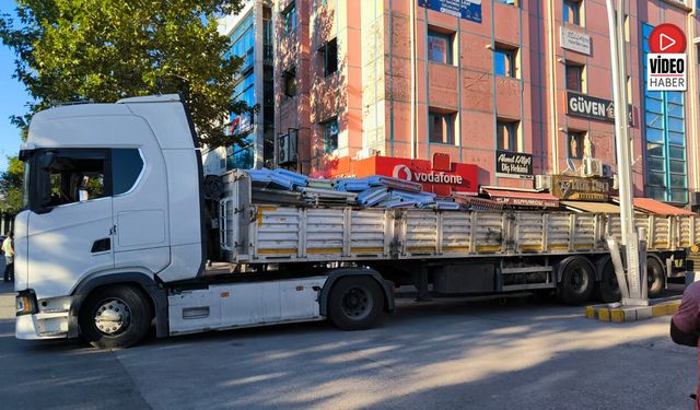 Tır Dönemedi, Direğe Çarptı