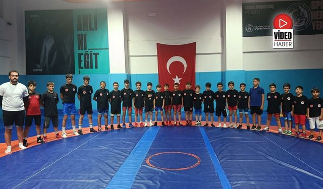 Erzincanlı Pehlivanlar Minderde Ter Döküyor