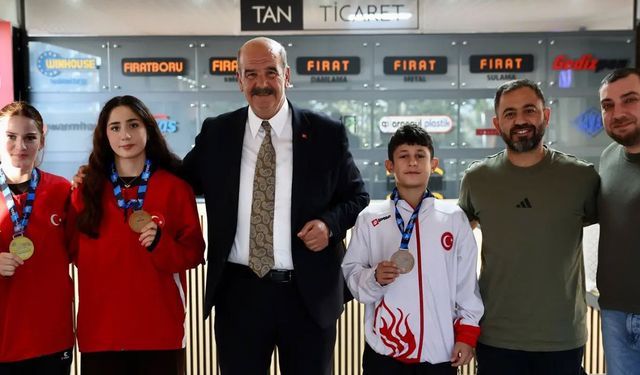 Madalya Kazanan Sporculara Anlamlı Jest