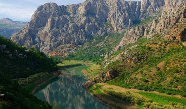 Fırat'ın Binlerce Yılda Şekillendirdiği Karanlık Kanyon Büyülüyor