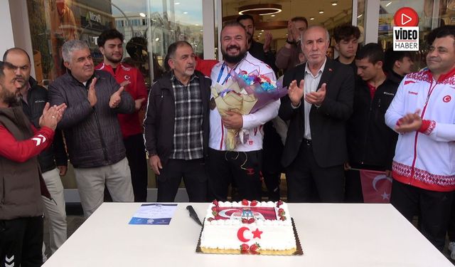 Dünya Üçüncüsü Serhat Sarıçiçek’e Erzincan’da Coşkulu Karşılama
