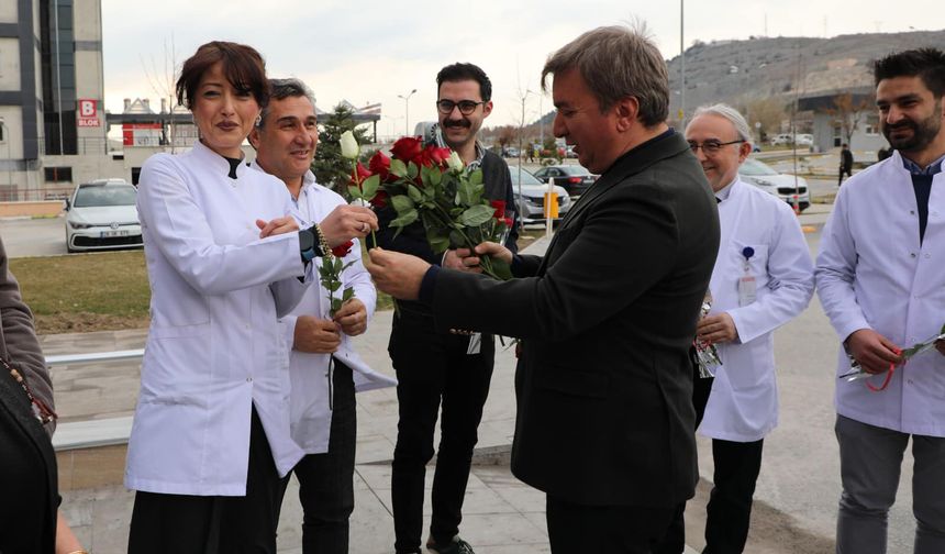 Vali Aydoğdu Sağlık Çalışanlarının Tıp Bayramını Kutladı
