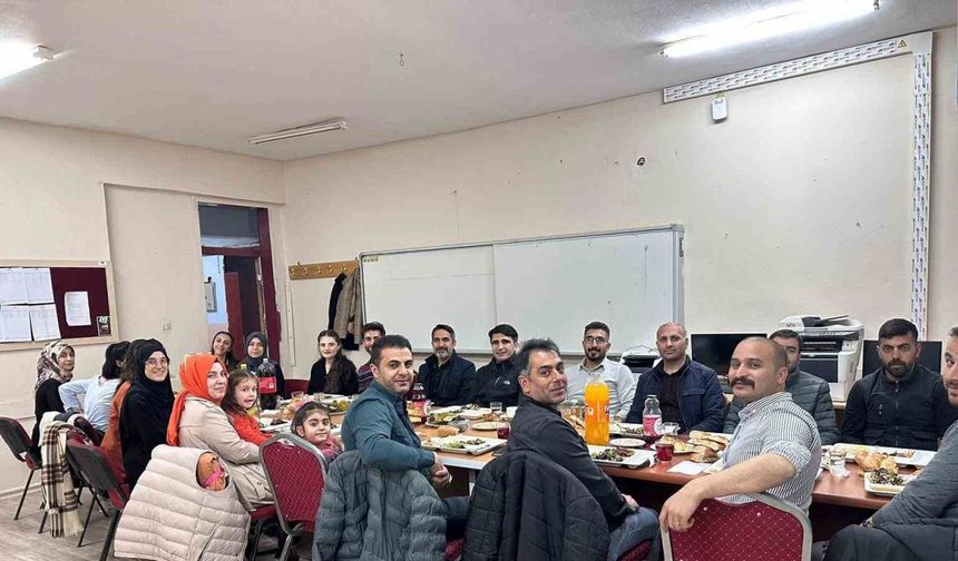 Hamur’da köy öğretmenlerine sürpriz ziyaret