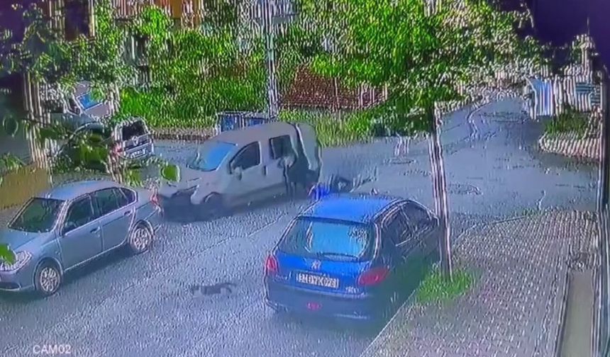 Sultangazi’de feci kaza kamerada: Hafif ticari araç ile çarpışan motosikletli 2 kişi havaya savruldu