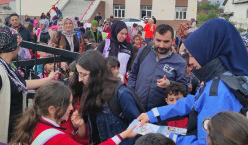 Kars’ta polis öğrencileri bilgilendirdi